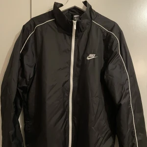 Nike jacka - Nike jacka, Svart. storlek L inköpt för 40euro, oanvänd. Bra för vind mindre bra för regn.