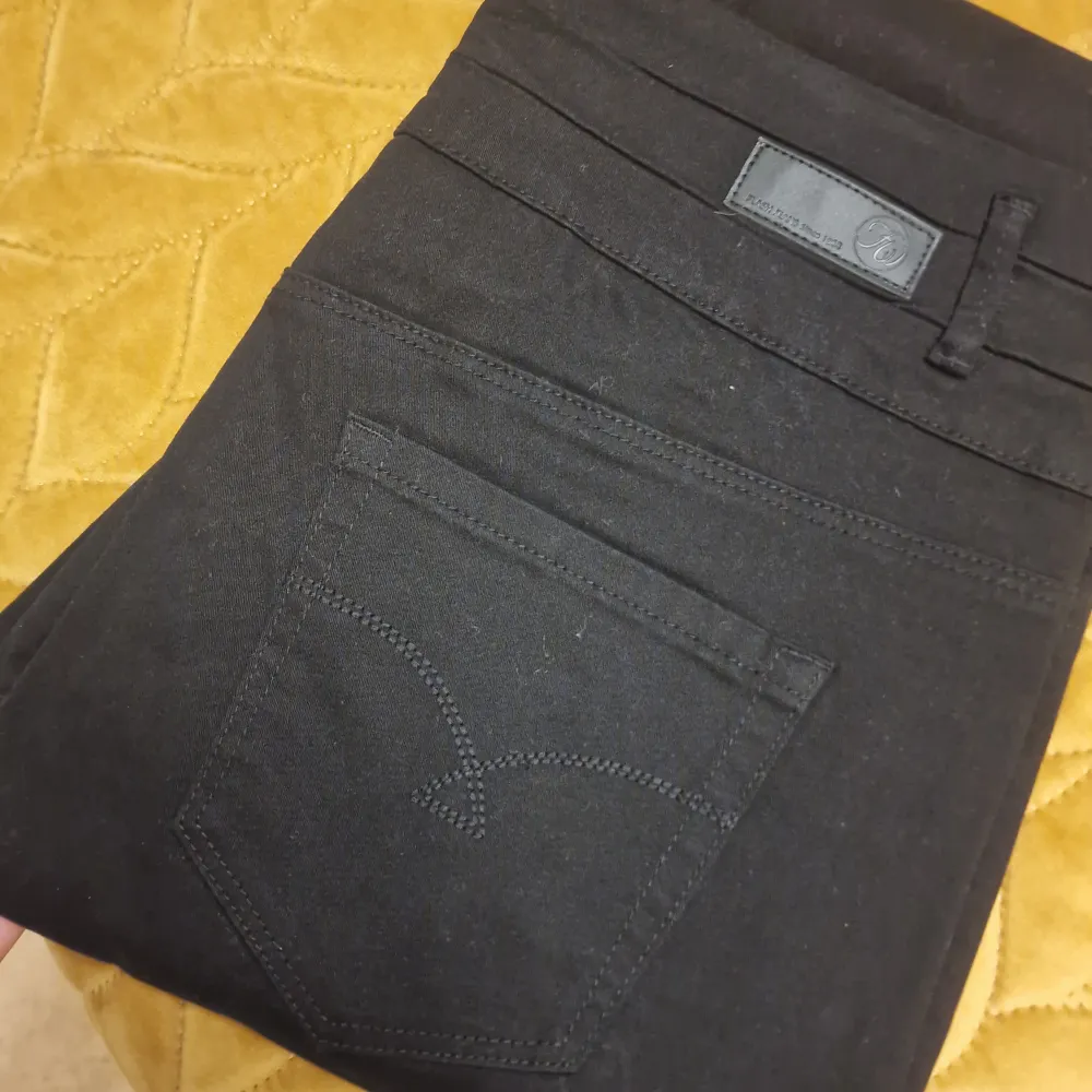Byxor av ren bomull , Noir svart, formell stil storlek 44 , Nya ej bära , utan etikett.. Jeans & Byxor.
