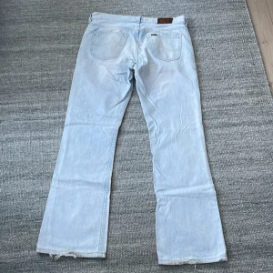 Vintage Lee jeans  - Fint skick, lite bootcut sitter väldigt snyggt, står size 36 men sitter som 33/34 skulle ja säga 