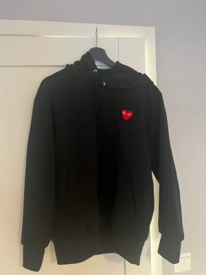 Comme des garcon Hoodie!  - Storlek L passar m i väldigt fint skick då jag knappt använt den. Skicka bud tack!