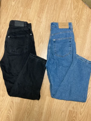 Mom jeans strl 36  - 2 par jeans från H&M i mycket fint skick. Modell: Loose mom jeans ultra high waist, ankle length.   