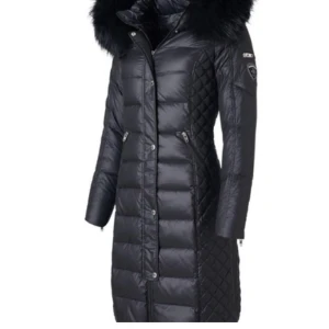 Vinterjacka -  En jättefin jacka med äkta päls i från märket Rock and blue I storlek Xs-S jag möts upp i Stockholm💗 pris kan diskuteras vid snabb affär!