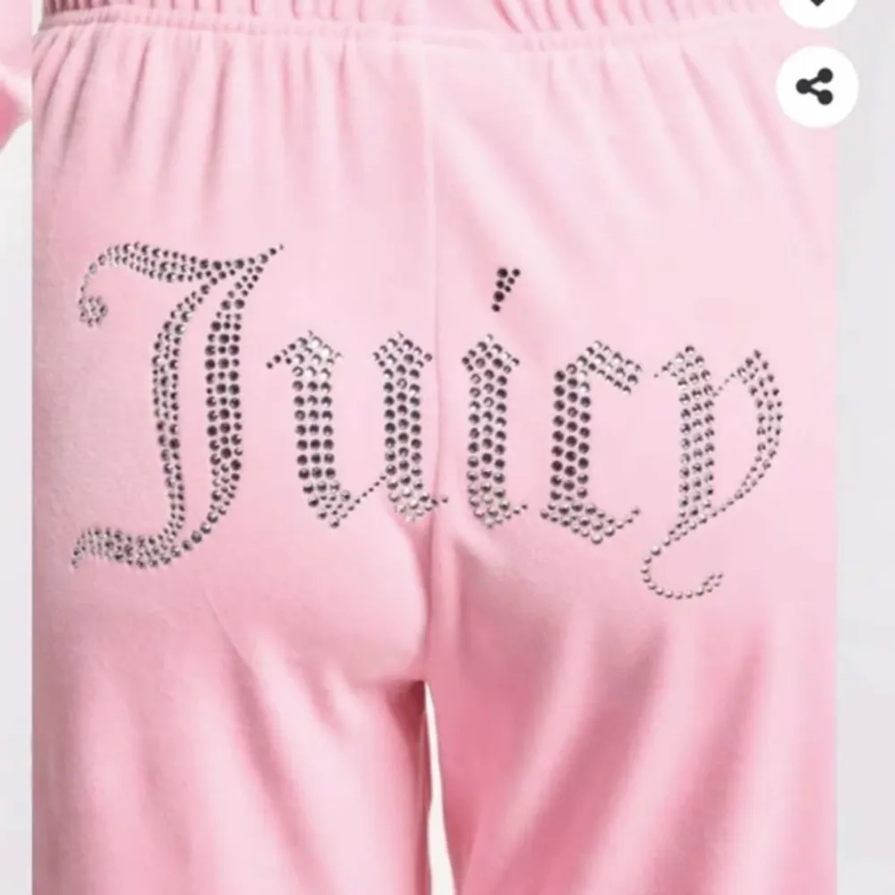 Säljer dessa rosa juciy byxor,Skillanden på mina juciy byxor är att dom är mer utsvänga där nere.!Frakten är 55kr!. Jeans & Byxor.
