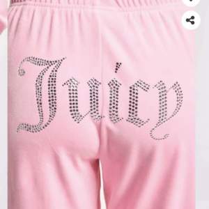 Säljer dessa rosa juciy byxor,Skillanden på mina juciy byxor är att dom är mer utsvänga där nere.!Frakten är 55kr!