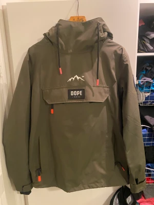 Dope skidjacka - Säljer nu min skidjacka från Dope. Den är inget fel med, den är använd ungefär i två veckor innan jag hann växa ur den, skick 9/10. Jag har nu växt ur den och säljer den billigt!