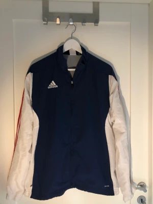 Vintage adidas zip tröja - En vintage zip tröja från Adidas. Väldigt bra skick. Storlek M.