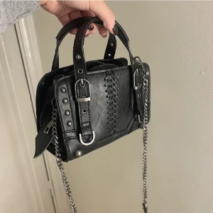 Väska från zara - Nästan helt ny knappt använd😻Ge gärna egna prisförslag💘 kan byta mot något annat om de önskas.