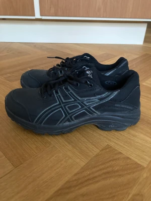 Asics - Storlek 39, upplevs små i storleken skulle säga att den passar en 37.5 perfekt och 38 med smal fot. Sparsamt använda pga för små för mig. Supercool modell!