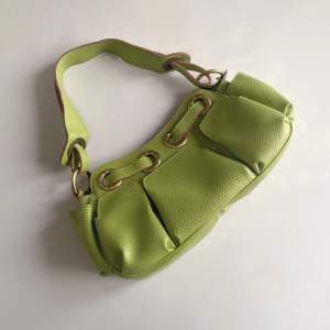 Vintage handväska i bra skick  Mått: 30-32cm x 18cm