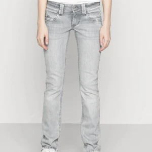 Jag säljer mina jätte fina pepe jeans som jag tyvärr har vuxit ifrån. Som ni ser på sista bilden har jeansen ett hål som knappt syns❤️och när jag använde dom så var det ingen som la märke till det❤️❤️❤️ - Dom är använda men väldigt bra skick❤️❤️dom är inte noppriga eller repiga❤️❤️orginarie priset är 999 och är slutsålda i nästan alla str❤️