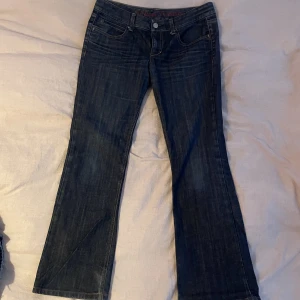 Lågmidjade jeans - Säljer mina lågmidjade jeans köpta på secondhand få dom aldrig används. Vet inte vart dom är ifrån från början. Dom har en skada nedanför ena bakfickan.
