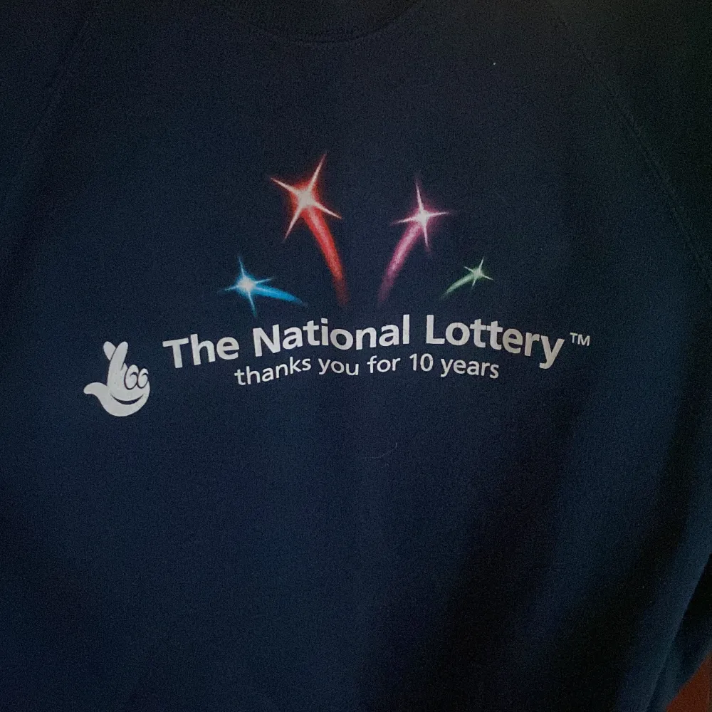 En ”The National Lottery” sweatshirt tryckt på en Fruit Of the Loom sweatshirt. Storleken står som L men passar S/M.. Hoodies.