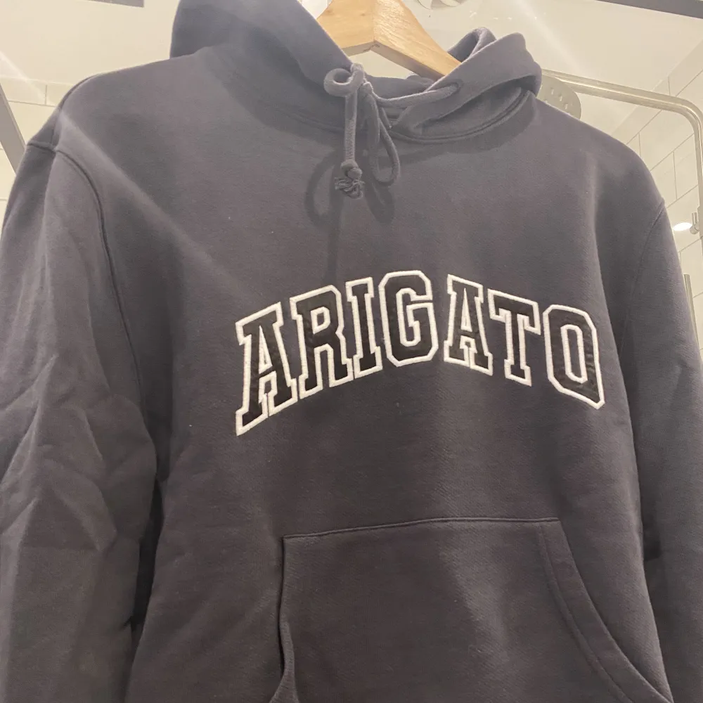 Säljer min arigato hoodie i storlek S. Använd cirka 4 gånger. Säljer då jag tröttnat lite💓 Säljer för 500, nypris 1300. Hoodies.