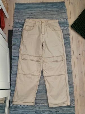 Eytys Titan Max 32 - Eytys Titan Max. Cargomodell med fickor på framsidan av benen. Brun kontrast sömm. Använda 1 gång på grund av att dom är för små för mig. 