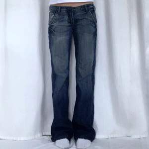 Supersnygga lågmidjade raka jeans köpta här på plick!! Midjemått: 82cm, Innerbenslängd: 84,5cm. Tjejen på bilden är 169 med W28 som referens (lånade bilder från tidigare ägaren)🥰💕