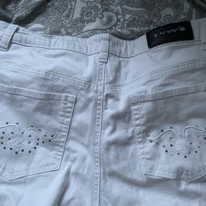 Vita vintage jeans - Ett par snygga vita jeans. Tyvärr är dom för stora. Dom är använda och lite skrynkliga men kan strykas innan dom skickas. Storlek 42 men skulle säga 40,42
