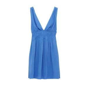 Blå kort klänning från Pull&Bear  - Använt en gång. Jag säljer denna pga att den är för kort. Är 168cm lång . Klänningen är i storlek M, men passar även XS-S. Ny pris 299kr.