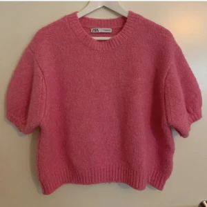 tröja - Fin rosa stickad tröja! Köpt här på plick men kommer tyvärr inte till användning 💕 lånade bilder 