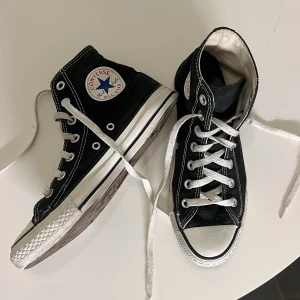 Svarta converse - Storlek 37.5!!! Använda men är i bra skick. 