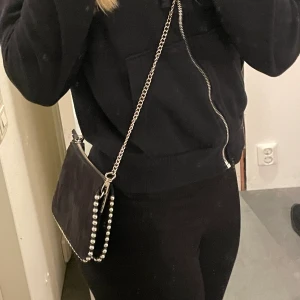 Zara väska med nitar - As snygg zara väska som inte kommit till någon användning. Tre olika fickor man kan ha saker i. Ni betalar för frakten.