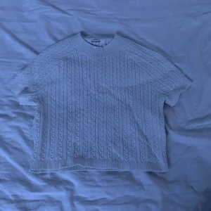 Bikbok croppad topp - Har använt kanske två gånger men den passar inte mig alls! Bekväm, varm och skön!