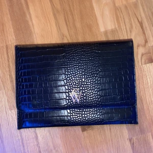 Datafodrall - Jag säljer ett datafodral från Carin Wester. På självaste CW (se bild 2) så ser man att färgen har missfärgat sig lite. Finns även ett litet innerfak. Passar dom flesta datorerna, skriv om ni har frågor😊