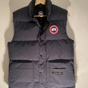 Canada goose väst - Säljer canada goose väst i färgen marin blå. Nypris 5999 säljer för 800. Använt skick 7/10. 