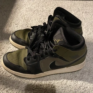 Air Jordan 1 Mid BG - Hej! Säljer ett par olivgröna jordans som är från förra året och är använda ganska mycket. Finns små repor men ser relativt nya ut (även creased). Säljer för 450kr + frakt🤩 Köparen står för frakten. Hör gärna av er⚡️💘