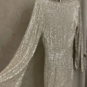 Paljettklänning  - SNYGGASTE nyårsklänningen från ”Meet Me There” där den nu är slutsåld.  Köptes för ca 500kr Storleken är S/M men passar även XS/S. Aldrig använd, endast testad med lapp kvar. 