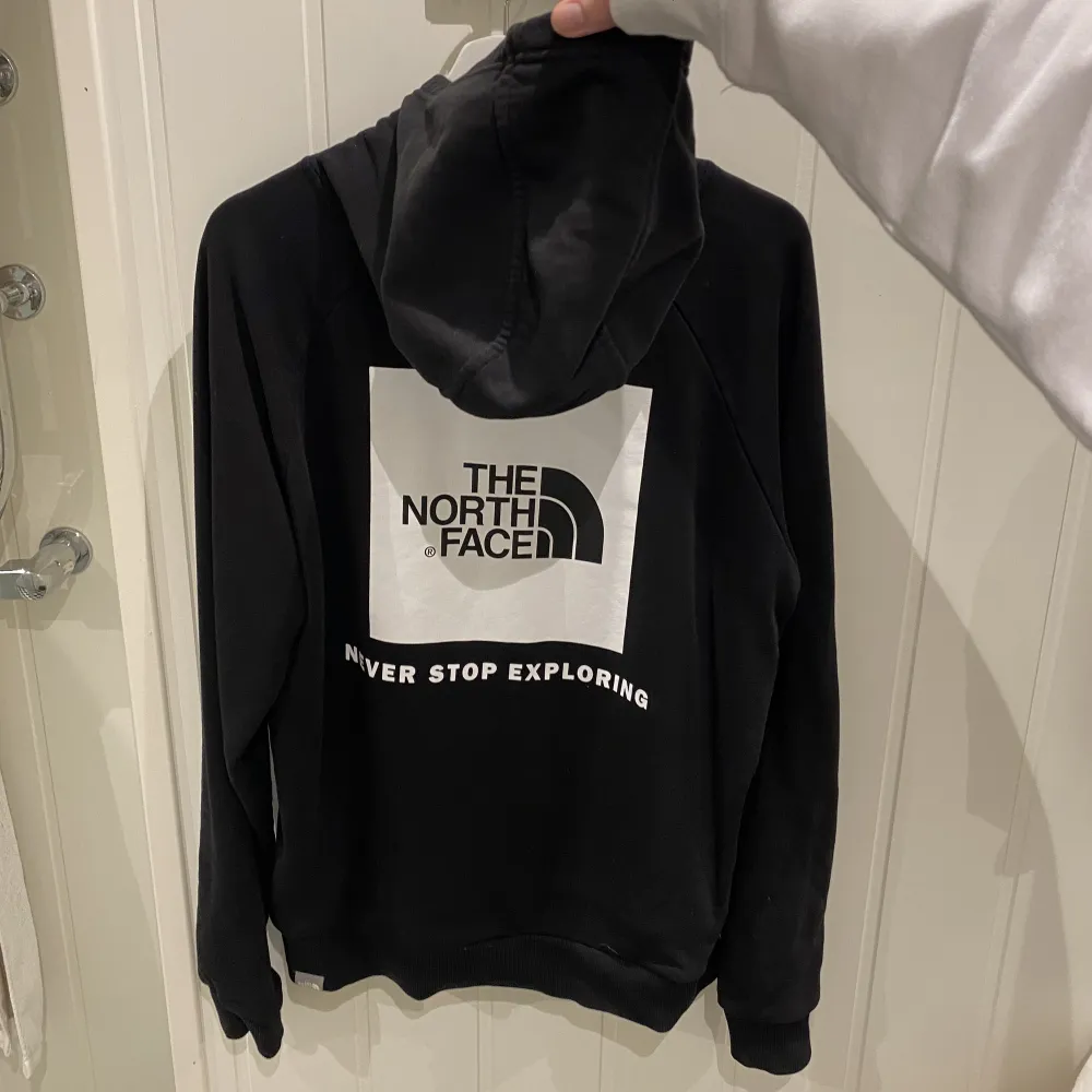 Svart hoodie från the north face. Jättefint skick, säljs då den tyvärr aldrig används. Storlek L men passar även M för oversized passform🖤. Tröjor & Koftor.