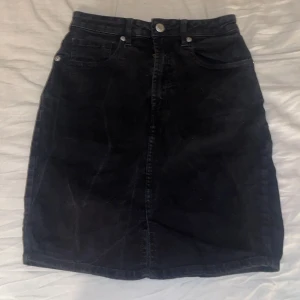 Jeanskjol  - Jeanskjol ifrån bikbok i stl 36, 50kr 