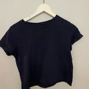 Säljer denna marinblåa T-shirten från new yorker I st S💕  Super söt och superskön💕