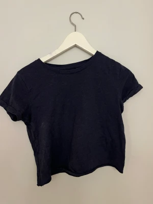 T-shirt  - Säljer denna marinblåa T-shirten från new yorker I st S💕  Super söt och superskön💕