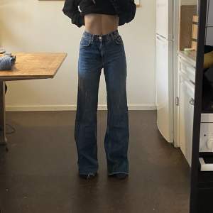 Jättesnygga utsvängda jeans från zara som är avklippta nertill. Sitter perfekt! Midjemått rakt över: 33. Innerbenslängd: 84 cm. 