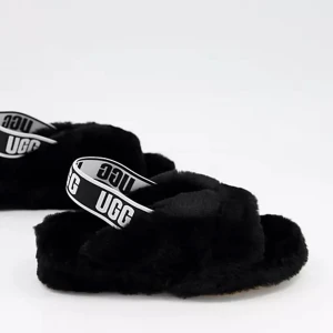 Tofflor UGG - Säljer svarta tofflor från UGG. Storlek 39💖 Originalkartong finns.  Köpta för 1 229kr💕