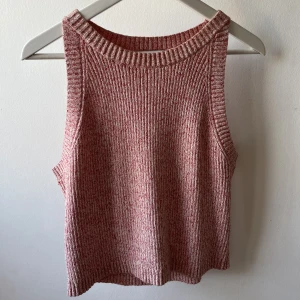 & Other stories TOPP - Supergulligt stickat linne från other stories. Köpt för 2 år sedan! Använt som linne under blazer etc. Passar en S-L