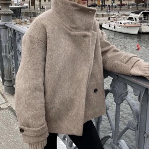 Jacka - Säljer den populära arket jackan, så himla fin❤️ kan tänka mig byta mot den likadana i svart 