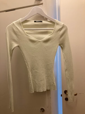 Ljusgrön ribbad topp - Superfin färg, lite svår att se på bilden men ljust grön iallafall! 