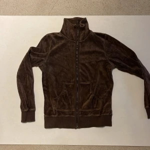 Brun velour munjacka - Brun fin munkjacka med dragkedja i velour.   Köparen står för frakten. Jag visar bild när jag skickar paketet. Vid fler intressen av kläderna kan bud läggas