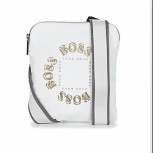 Hugo boss axelväska - Säljer min vita hugo boss väska som är mycket sällsynt. Jag köpte väskan för 1200 och är nästan omöjlig att hitta. Skriv till mig privat för mer bilder.