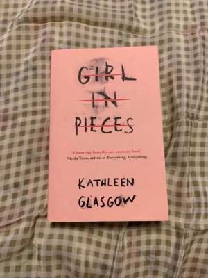 Girl in pieces bok på engelska säljs för 70kr! Väldigt triggande ämnen i boken, så jag rekommenderar att läsa på om den innan du köper :)<3 Boken är i väldigt bra skick men de syns att den är lite läst