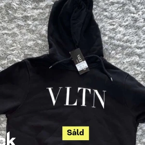 Valentino hoodie m - Köpte den här på Plick har kvitto och allt 