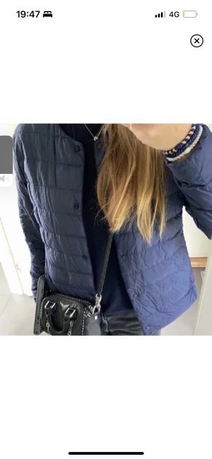 Lånade bilder - Säljer min uniqlo jacka, knappt andvänd så inga defekter. Den är grå