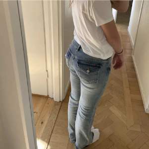 ❗️Lånade bilder❗️ Dessa populära lågmidjade jeans från Hm i strl 34, skriv för egna bilder