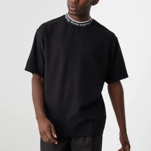 Acne Studios Logo Rib T-shirt  - Säljer min tröja från Acne Studios jag köpte på best of brands för ungefär ett år sen. Knappt använd, i princip nyskick. Storlek S (stor passform). Nypris 1600. Fler bilder kan självklart skickas.