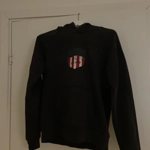 Ganttröja svart - En svart hoodie från gant, superskön🖤