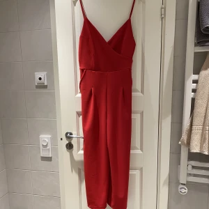 Byxdress - Röd byxdress från bik bok i storlek S. Ny skick då den bara är testad och aldrig använd. Lappen har dock råkat åka av.   Lite kortare i benen, slutar lite innan vristerna ( jag är 172cm lång). Den har även ett super fint djup i ryggen. Nypris 400kr 