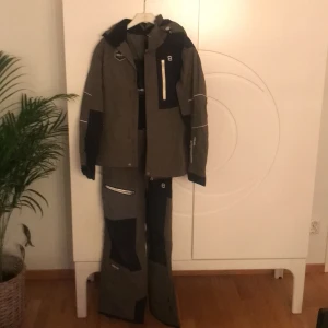 Altitude 8848 stl 160 - Skidkläder i mkt fint skick. Kan användas som vinterjacka men då med en varm fleece under. Grön, svart och grå. 