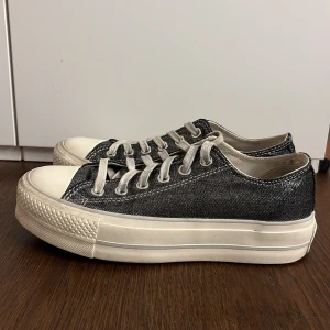 Glitter converse  - Säljer mina coola glittriga converse! Köpta förra sommaren. Storlek 37,5