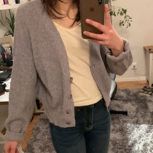 Grå Cardigan  - Säljer denna fina cardigan ifrån bikbok i storlek S. 